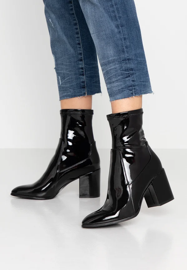 Stiefelette - black
