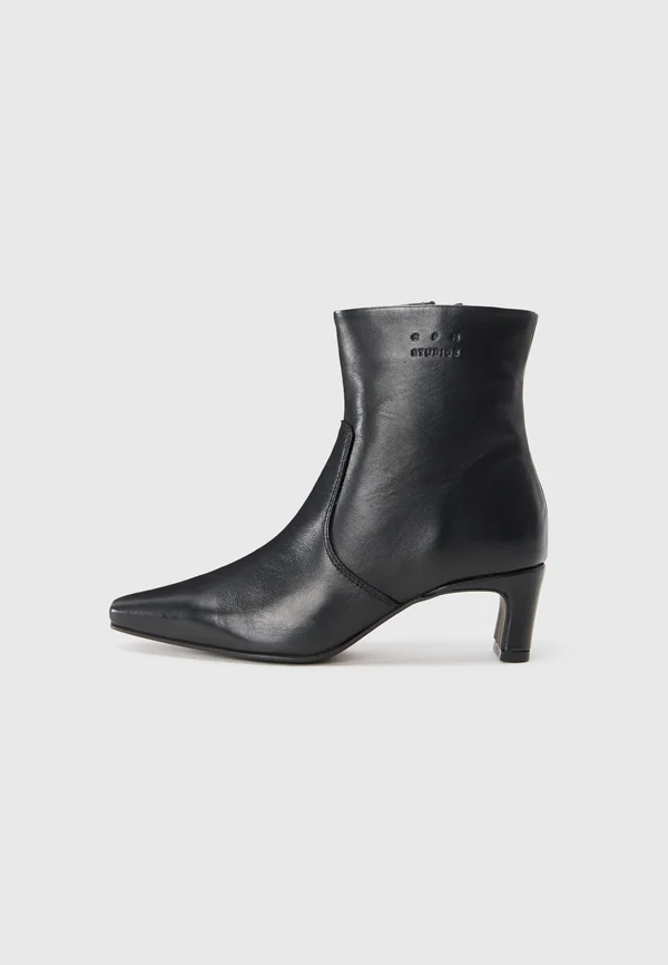 Stiefelette - black