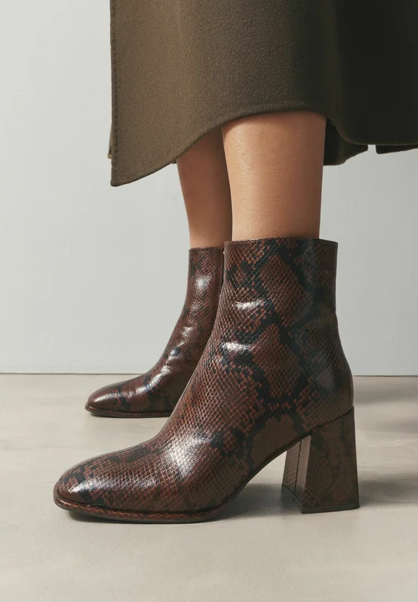 Stiefelette - chocolate brown snake