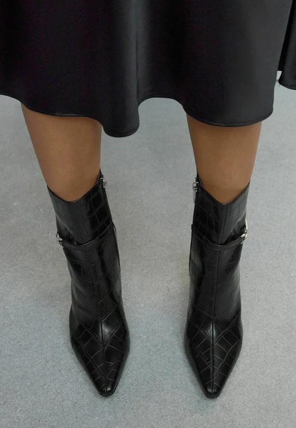 Stiefelette - new black croc embossed