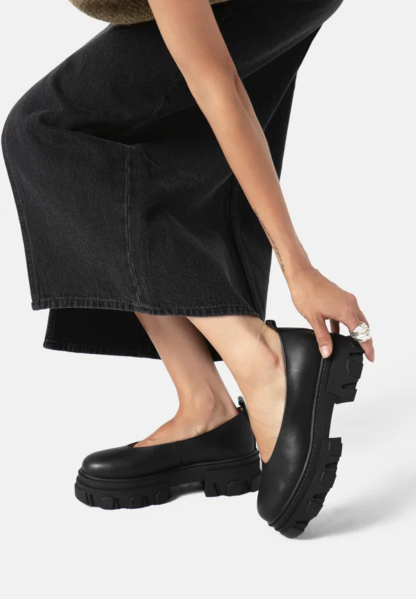 STRAIGHT UP - Slipper - black