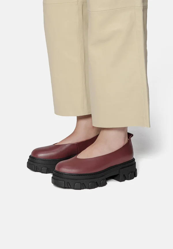 STRAIGHT UP - Slipper - bordeaux