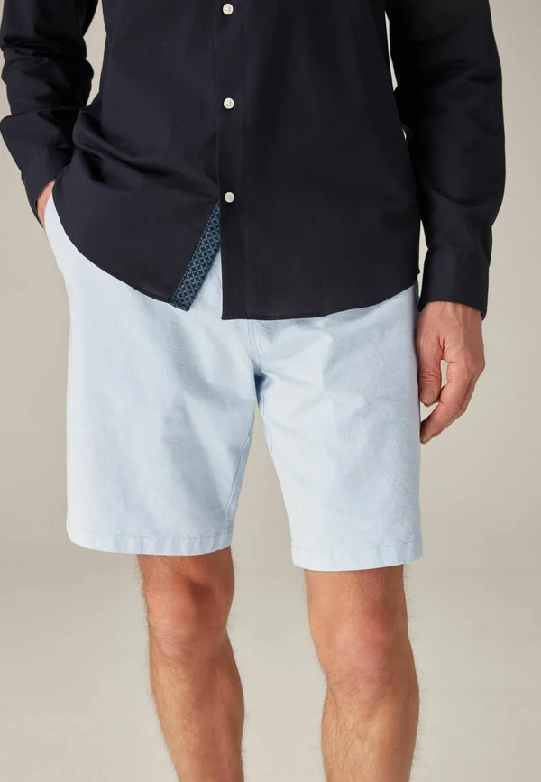 STRETCH  STRAIGHT REGULAR FIT
 - Shorts - light blue oxford