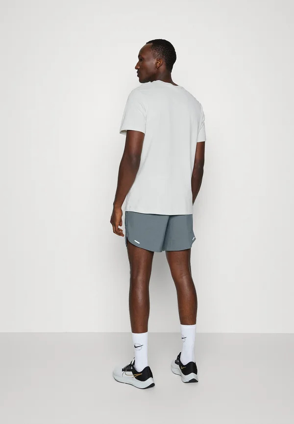 STRIDE  - Kurze Sporthose - smoke grey/black/reflective silver