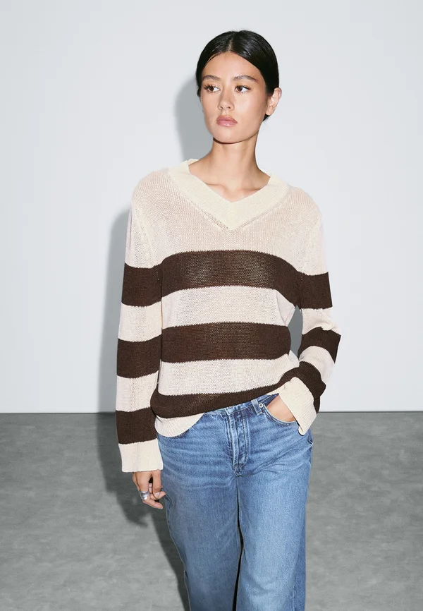 STRIPED V-NECK WITH LONG SLEEVE - Strickpullover - beige