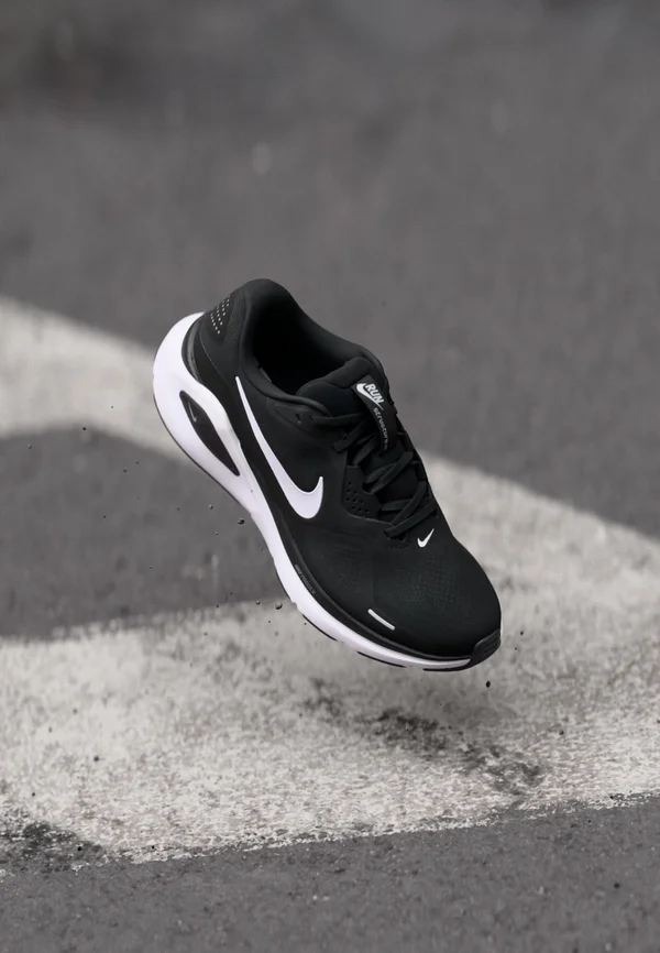 STRUCTURE 26 - Laufschuh Straße - black/white/wolf grey/metallic silver