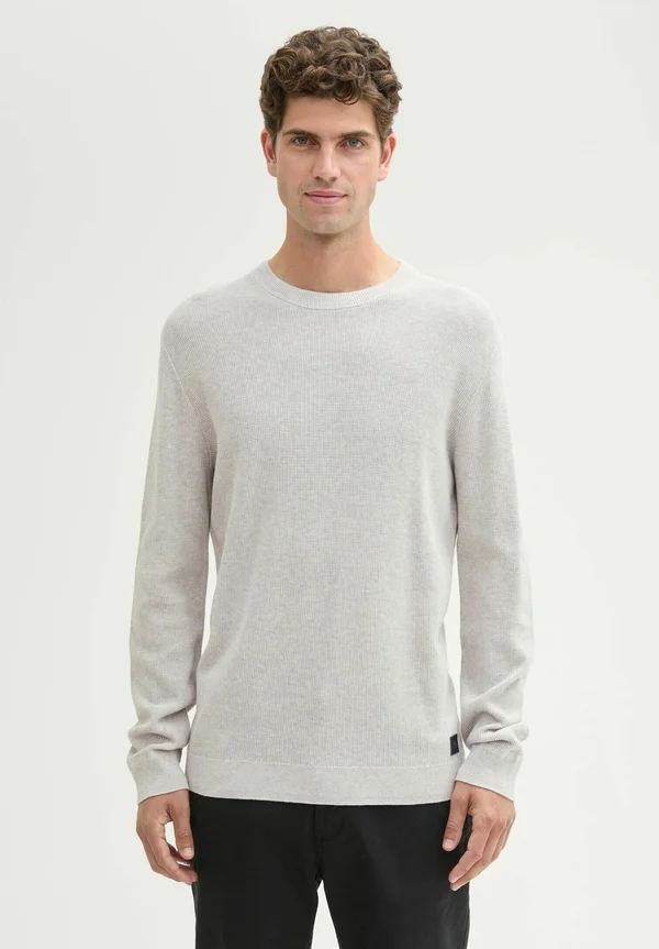 STRUKTURIERTER RUNDHALS - Strickpullover - light stone grey melange