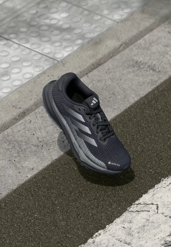 SUPERNOVA GORE-TEX® - Laufschuh Straße - core black/iron metallic