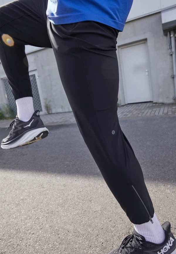 SURGE JOGGER *SHORTER - Jogginghose - black
