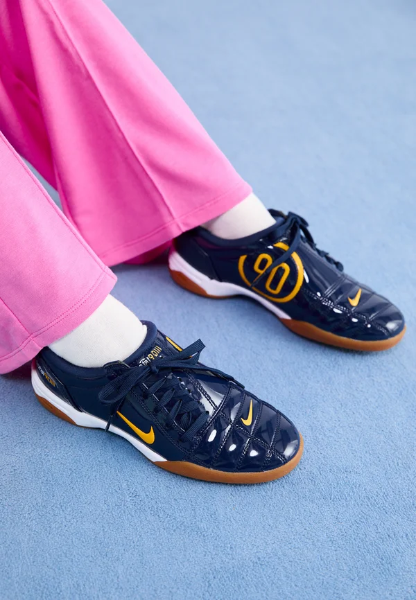T90 - Sneaker low - midnight navy/univ gold-coloured/white/gum med brown