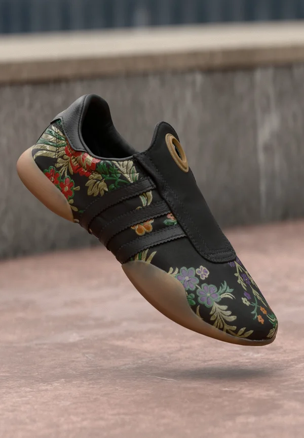 TAEKWONDO MEI - Slipper - core black/gold metallic