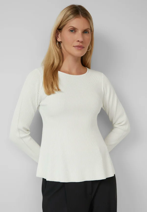 TAILLIERTER -MIT AUSGESTELLTEM SAUM - Strickpullover - creme