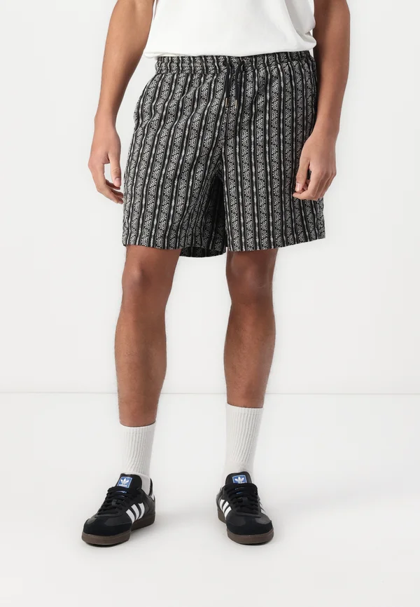 TAXER STREET WAY - Shorts - black