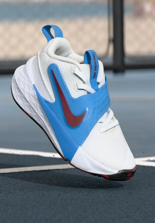 TEAM HUSTLE UNISEX - Basketballschuh - white/team red/university blue/black