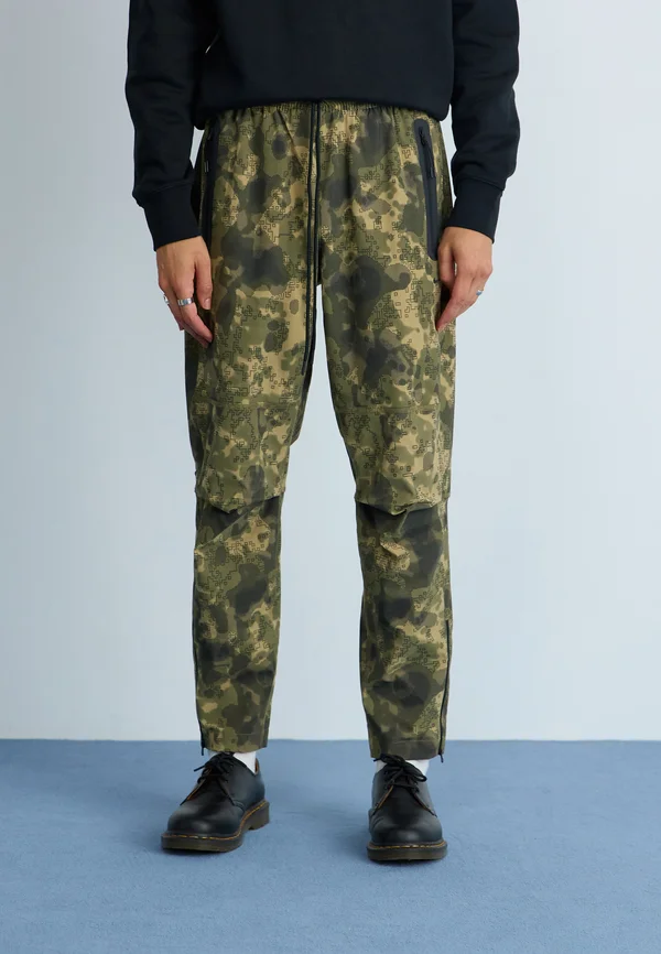 TECH - Jogginghose - neutral olive/black