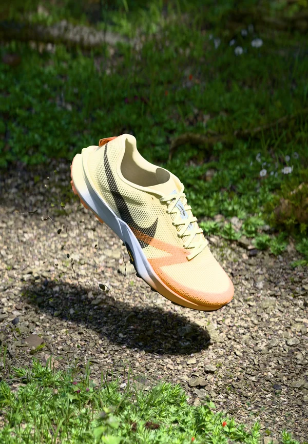 TERRA KIGER 10 - Laufschuh Trail - alabaster/black/total orange/orange pulse/ghost