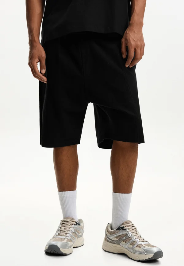 TEXTURED - BERMUDA - Shorts - black