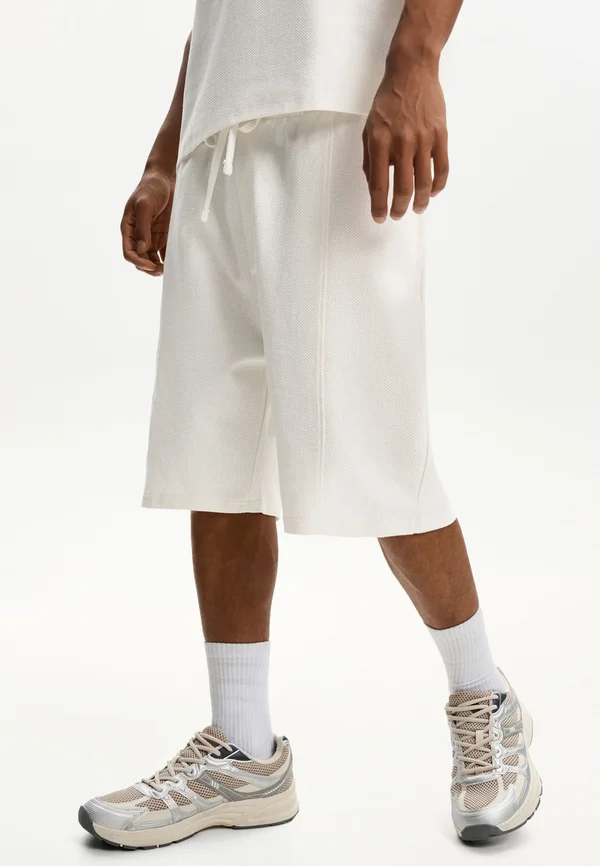 TEXTURED - BERMUDA - Shorts - white