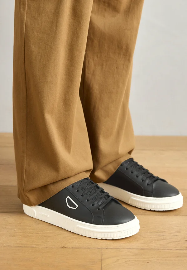 THEO 3D LOGO ON METAL PLATE TEXTURED AND RUFFLE RELIEF - Sneaker low - black