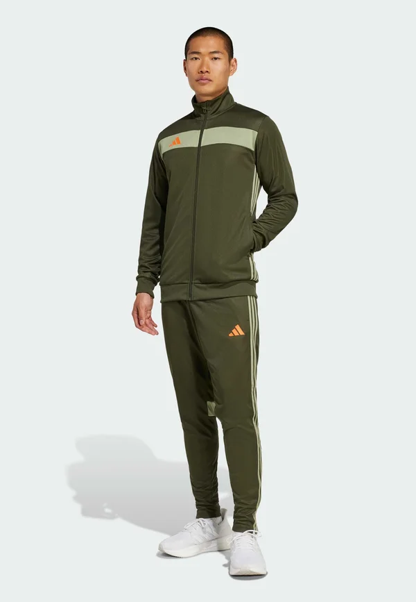 TIRO25 ESSENTIALS TRACKSUIT MEN - Trainingsanzug - night cargo tent green impact orange