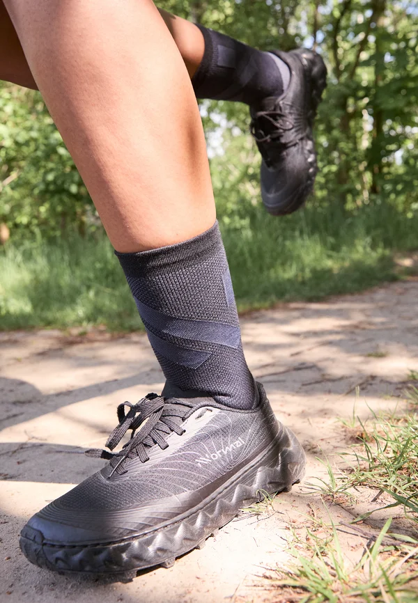 TOMIR UNISEX - Laufschuh Trail - black