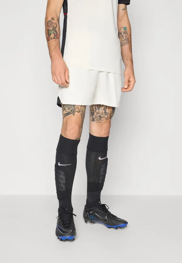 TOTAL 90 SHORT - Kurze Sporthose - sail/black/gym red