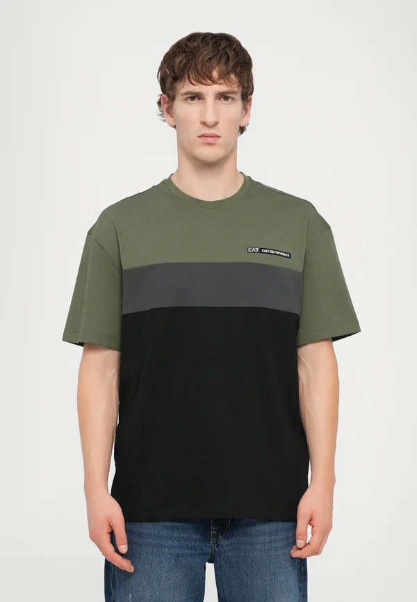 TRAIN ATHLETIC TEE  - T-Shirt print - beetle