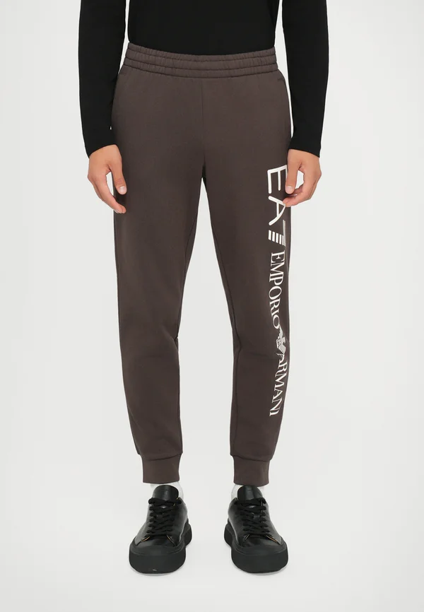 TRAIN LOGO SERIES PANTS - Jogginghose - chocolate brown