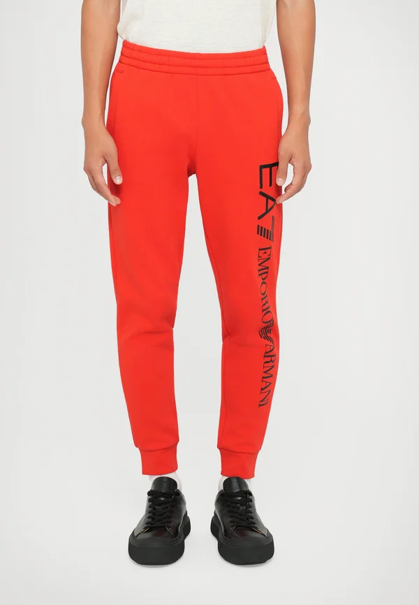 TRAIN LOGO SERIES PANTS - Jogginghose - molten lava