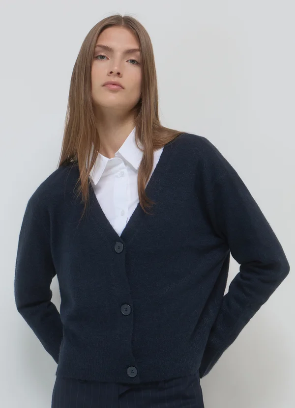 À TROIS BOUTONS - Strickjacke - bleu