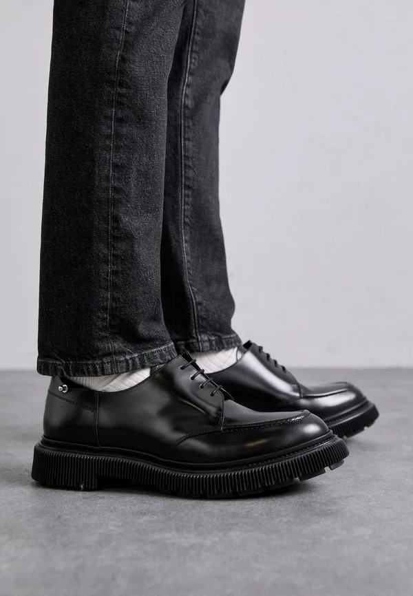 TYPE 134 UNISEX - Schnürer - black