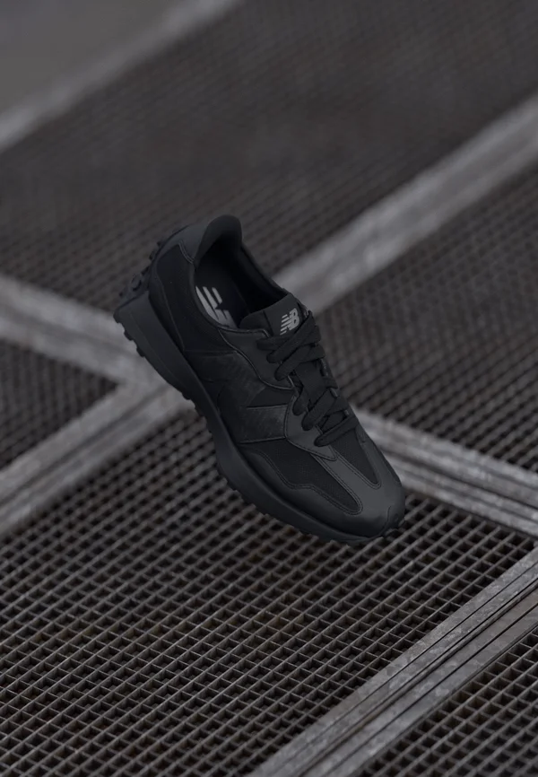 U327 UNISEX - Sneaker low - black