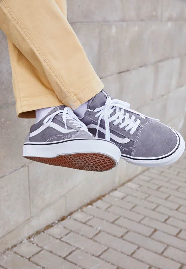 UA OLD SKOOL - Sneaker low - pewter/true white