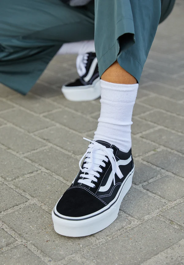 UA OLD SKOOL STACKFORM - Sneaker low - black/true white