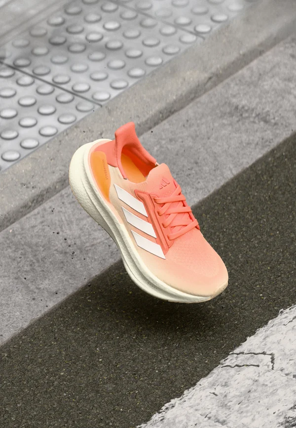 ULTRABOOST 5X - Laufschuh Straße - semi coral/off white/flash orange