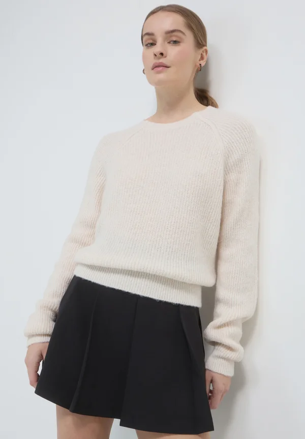 UNIFARBENER MIT RUNDHALSAUSSCHNITT - Strickpullover - bianco lana