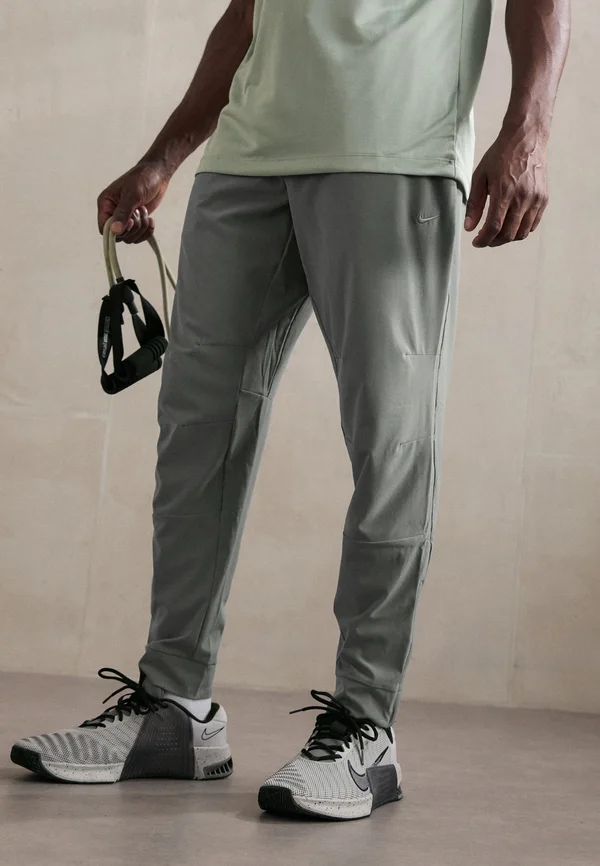 UNLIMITED  - Jogginghose - smoke grey/black/reflective silver