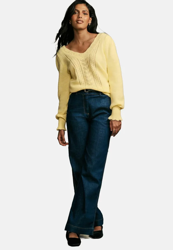 V-NECK - REGULAR FIT - Strickpullover - lemon yellow