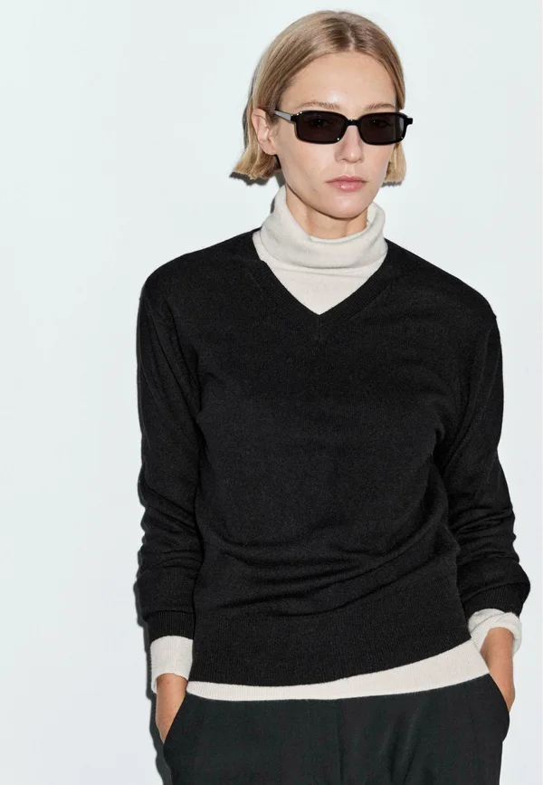 V-NECK - Strickpullover - black