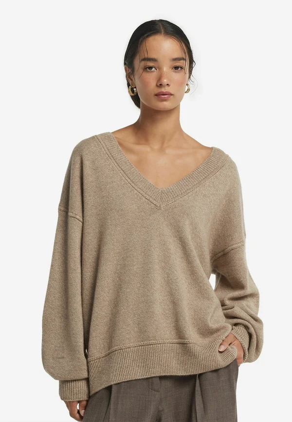 V NECK. - Strickpullover - natural