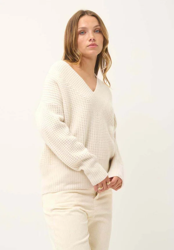 V-NECK - Strickpullover - snow
