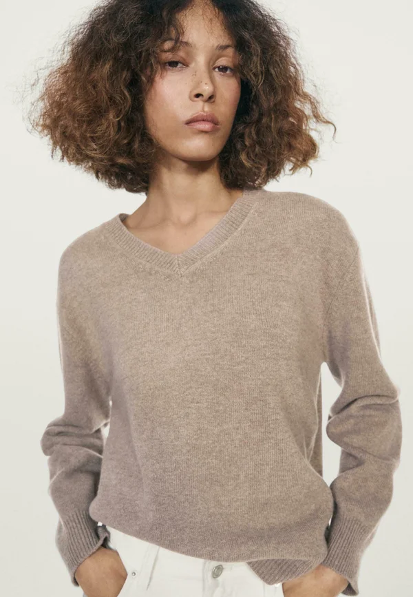 V-NECK SWEATER WITH ELBOW PATCHES - Strickpullover - brown