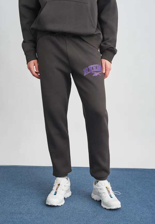 VARSITY ARCH JOGGER PANTS - Jogginghose - washed black