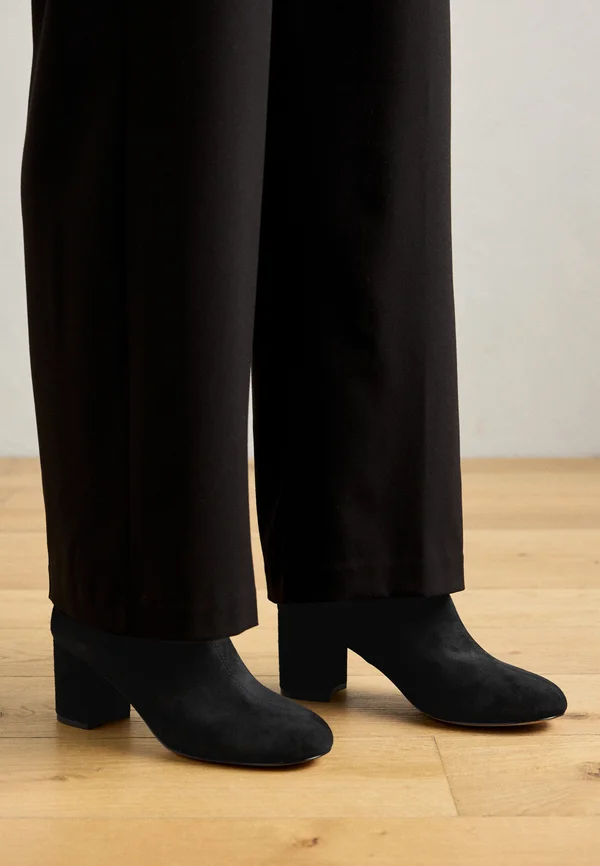 VIRNILISA - Stiefelette - black