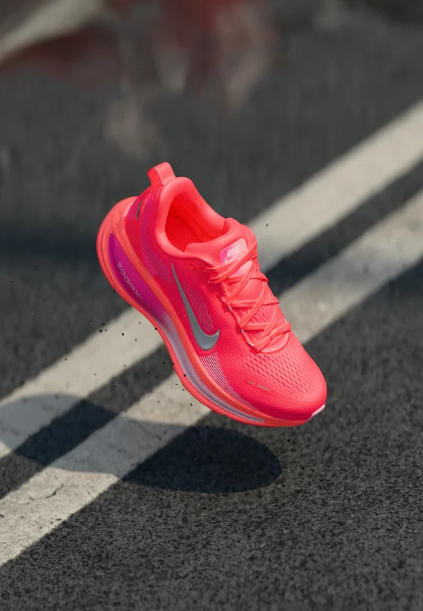 VOMERO 18 - Laufschuh Straße - bright crimson/white/hyper pink/pink foam