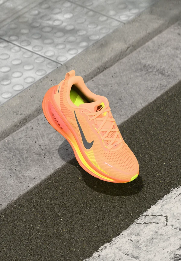 VOMERO 18 - Laufschuh Straße - orange chalk/black/total orange/volt/hyper crimson