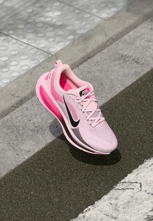 VOMERO 18 - Laufschuh Straße - pink foam/black/hyper pink