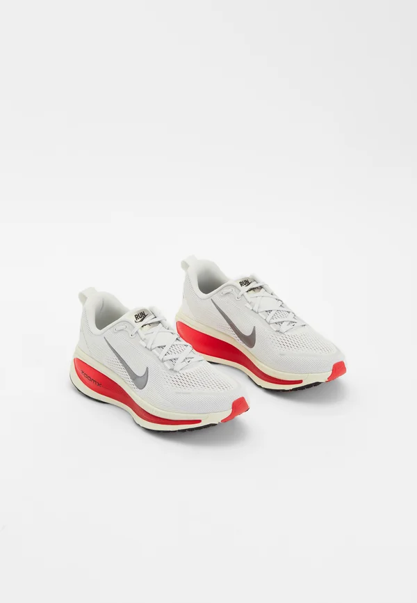 VOMERO 18 - Laufschuh Straße - pure platinum/anthracite/smoke grey/light smoke grey/university red