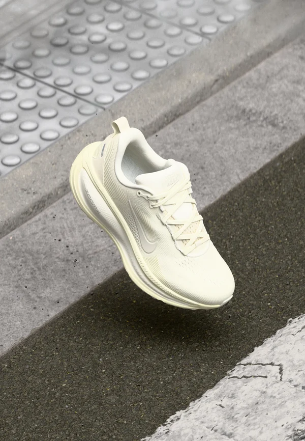 VOMERO 18 - Laufschuh Straße - sail/summit white/coconut milk/white