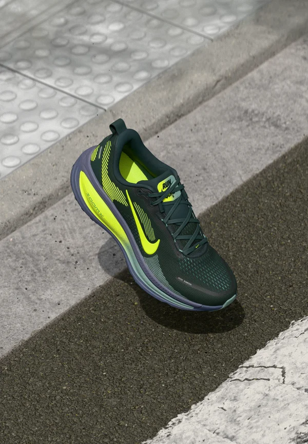 VOMERO 18 - Laufschuh Straße - seaweed/volt/cannon/sanded purple/black